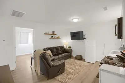 Image de Cozy king apartment with luxurious amenities at Halifax Inn