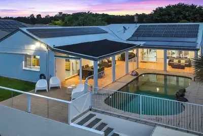 Image de Beach House on canal, pet friendly & private jetty. Serenity Sea Beach House