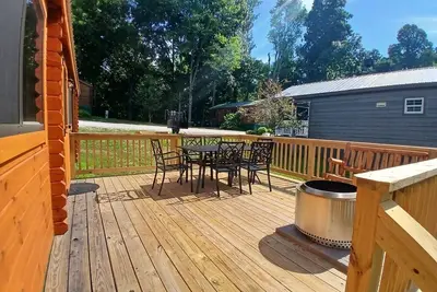 Image de 105) Goldfinch Log Cabin. Close to Hocking Hills State Park and more!