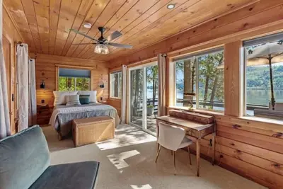 Image de The Little Gem! Cozy and Private Waterfront Cabin\n