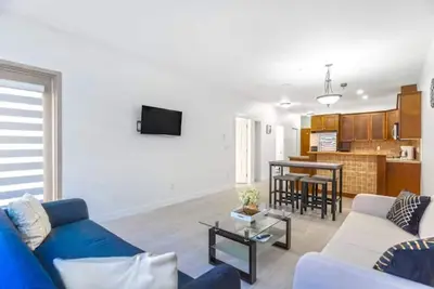 Image de 1 Bd + Den full Apartment with Kitchen and 2 Bathrooms feels like home(215)