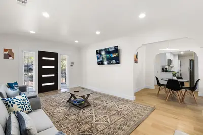 Image de Serene Lakeside Getaway-Sleeps 8