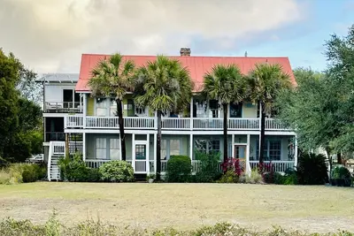 Image de Best Sunsets on Sullivans- Beachfront
