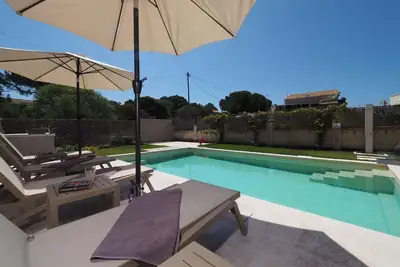 Newly Built 2-Bedroom Villa, A/C, Private Pool, 5 mins walk to Restaurants & Beach in Agios Georgios