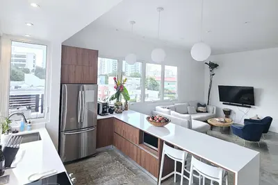 Image de Luxury Owner's Penthouse, 3 blocks from Beach! Chef's Kitchen + Outdoor Oasis.