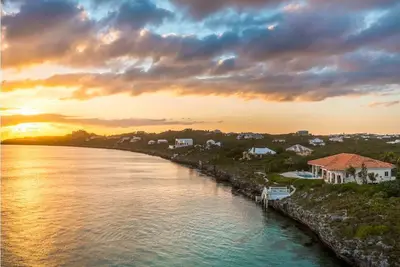 Image de Oceanfront Paradise: 4-Bedroom Retreat in Turks and Caicos, Close to Attractions