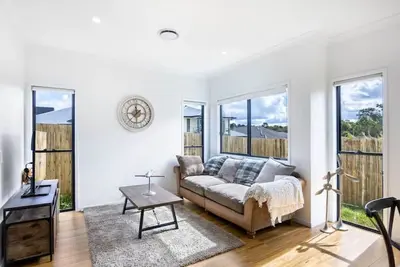 Image de Cozy 4br Retreat: Workspace Near Shops & Highways