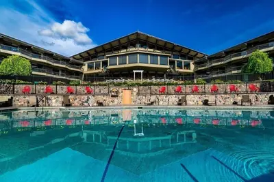 Summit Village condo short walk to Lakeview Hotel pool, tubing hill & Shantytown