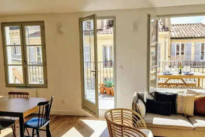 Image de 2 chambres * Terrasse * Clim * Calme * Lumineux * Parking gratuit * Marseille