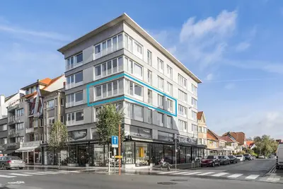 Image de À 7 minutes à pied de la côte, situé au centre de la ville littoral de Coxsyde.