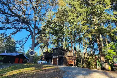 Image de Unique experience, forest house, wild life viewing, Hot Tub/fire pit, pool tbl.