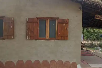Image de Secluded Pristine Mud Cottage situated amidst a forest. Perfect get away.