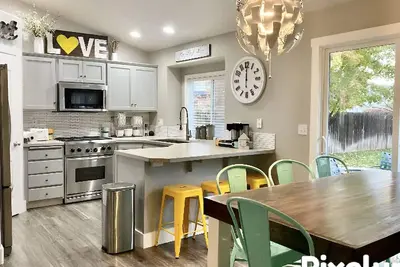 Image de Family oriented, kid friendly with snow gear, large backyard and playset.