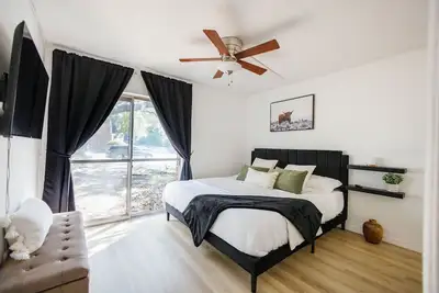 PrimeLocation: 1/1Condo Steps from Uf/Shands/Va w/CozyKingBed #ConvenientComfort