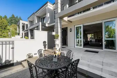 Image de Luxury on the Esplanade #14 - 5 min walk to town!