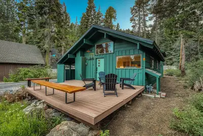Walk to beach, Dogs Welcome, 3br, 3ba - Emerald Pine Cabin