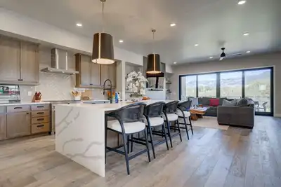 Image de Elegant 3Bdrm Stay | Mountain Views & Beach Access