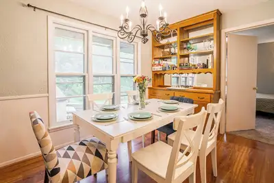 Image de Pet-Friendly St Paul Home: Fireplace & Office Area