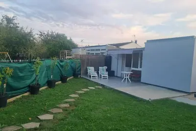 Image de Jolie Maisonnette avec terrasse et jardin