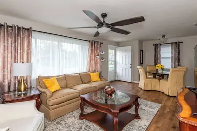 Image de Stay active, rest easy in this updated 2br near The Greene! Perfect for snowbirds seeking comfort, convenience, and peaceful living close to shops, dining & medical care. Your cozy home-away-from-home awaits.