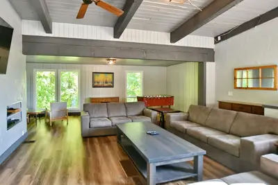 Image de Spacious & Relaxing Chalet close to Blue Mountain Ski resort. Dog-friendly!