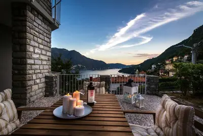 Image de A two-bedroom spacious apartment with unrivaled lake views and a garden.
