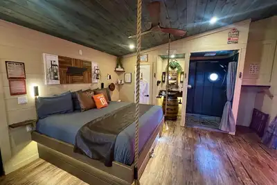 Image de Luxury Smoky Mountain Treehouse | 20-Foot Slide | Sleeps 6 | Near Dollywood