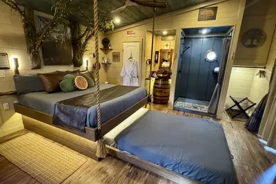 Image de Smoky Mountain Luxury Treehouse | 20-Foot Slide | Secret Beds | Sleeps 6