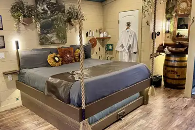 Image de Smoky Mountain Family Treehouse | 20-Foot Slide | Sleeps 6 | Near Dollywood