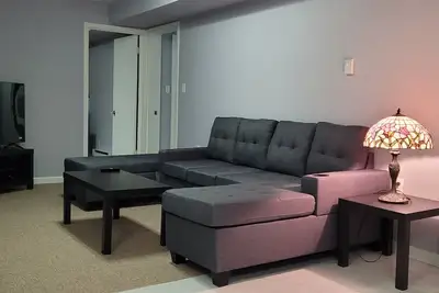 Image de 3-Bedroom Basement - Sleeps 7 - Near Skytrain
