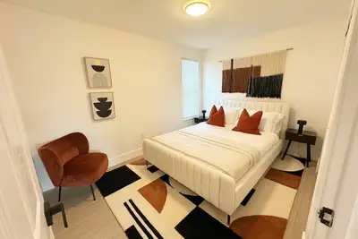 Image de \"Elegance Meets Design: Modern District Residence\"