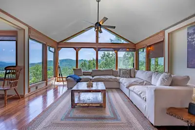 Image de Mountain View/Jacuzzi/ Fire pit/ Close to Downtown. Pet Friendly!