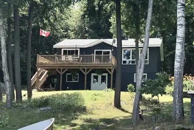 Image de Enjoy an escape in an all season cottage on Lake Kamaniskeg in Barry's Bay