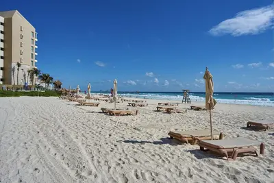 Image de Beautiful Ocean side Condo w/pool, WiFi & balcony! Close to shopping and grocery