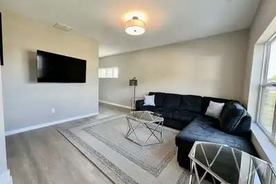 Image de Cedar Falls Townhome - New Construction - 3 King Beds!