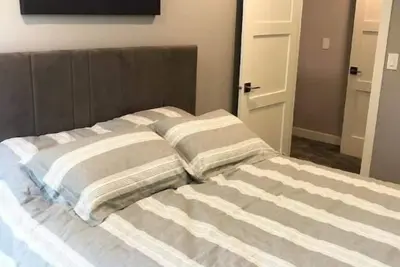 Image de Completely remodeled home within walking distance to the lake!