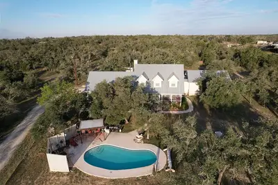 Image de Howl Haus Hideaway, with relaxing pool.