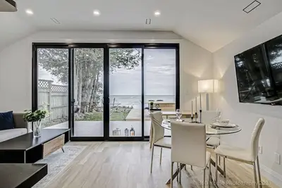 Image de *Lakeside Retreat: Viva La Vida*