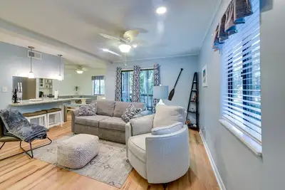 Image de Walkable Calabash Condo w/ Pool Access!