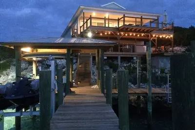 Image de Luxury 5br, 4 Bath. Oceanfront Home with dock in Staniel Cay