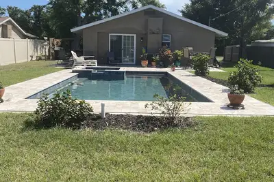 Image de Amazing Salt Water Heated Pool House with Easy Access to Downtown and Beach!