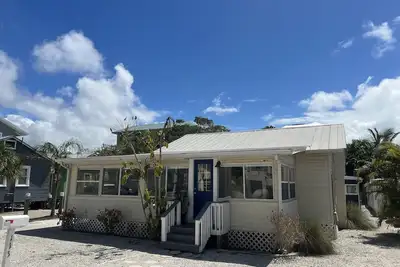 Image de Enjoy Island Life! 2 Br Cottage. Bay View just 50 away\nBeach just 1 minute walk!