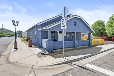 Image de Downtown Blue Bungalow w/Fully Fenced Yard, Ac, W/D, 3 Smart TVs, Den, Fast WiFi