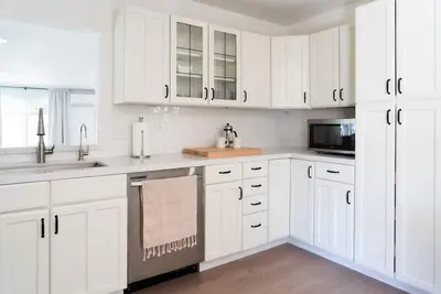 Image de Family Friendly Modern Quiet Home Close to Downtown, Trails & Hikes. Work Remote