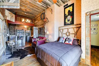 Image de Western-Themed Decatur Studio on Main Street!