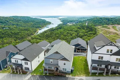 Image de LakePoint Lodge 9br Home Sleeps 30! 1mi to Sdc