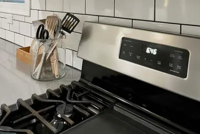 Image de Newly Renovated + Spacious Apt w/ Parking