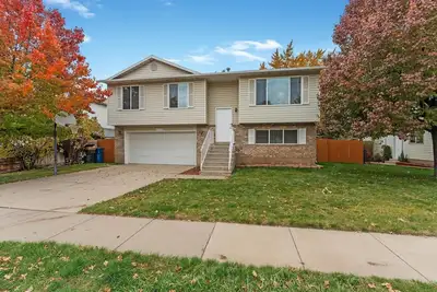 Image de Charming & Comfy ~ Hot Tub ~ Spacious Yard ~ Pkg!