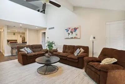 Image de Spacious, beautiful 3 bedroom 3. 5 bath! Great location! \n