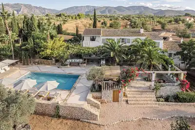 Can Lull, Casa Familiar Totalmente Renovada y Rodeada de Olivos
